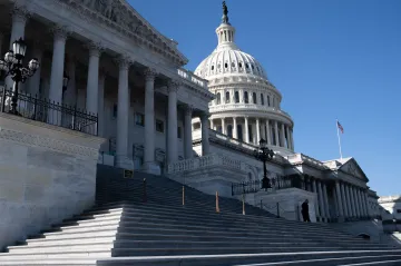 Před izraelskou ambasádou ve Washingtonu se na protest proti válce v Pásmu Gazy upálil americký voják