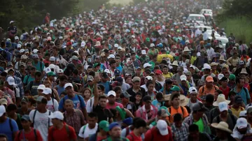 Karavana migrantů při své cestě do USA mezi mexickými městy Arriaga a San Pedro Tapanatepec