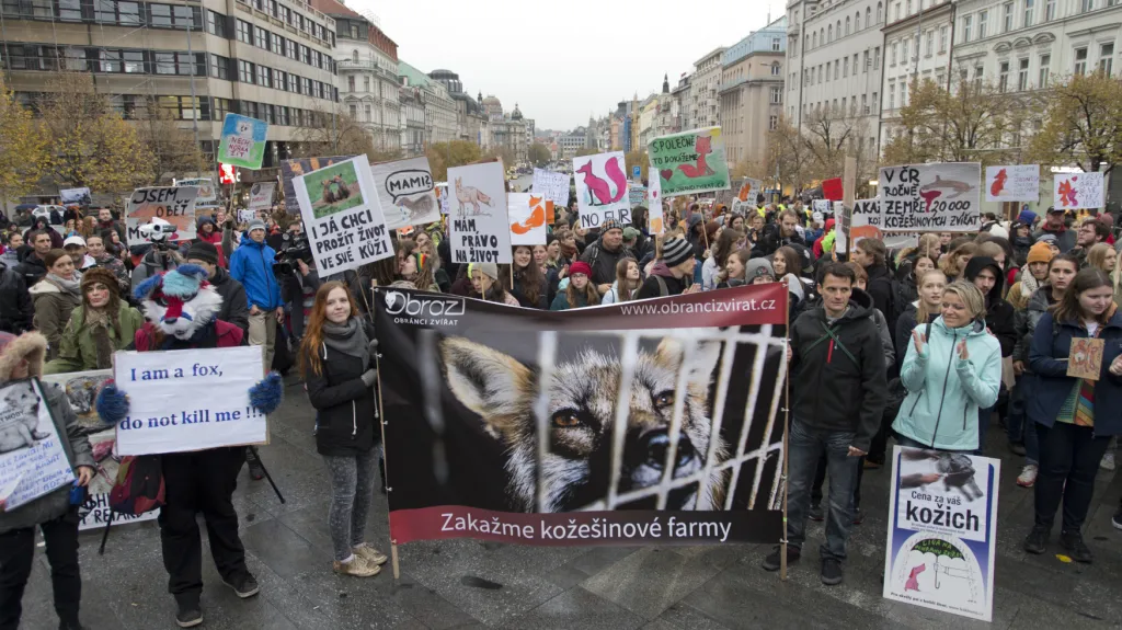 Protest proti kožešinovým farmám na Václavském náměstí