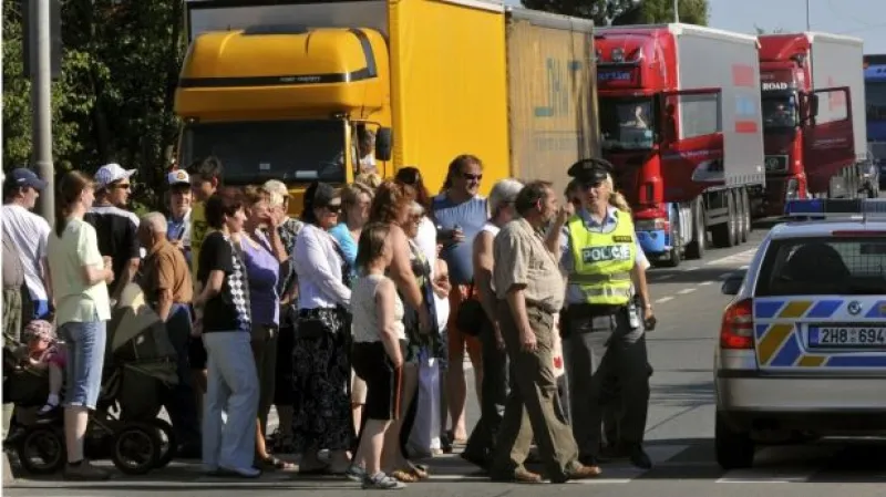 Události: Sobotka kritizuje pomalý postup prací na D11