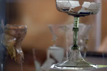 Co našli archeologové z doby Karla IV.? Plat zedníka i brusle