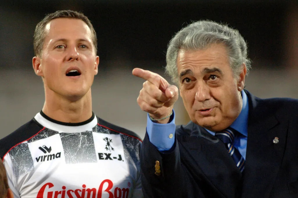 Plácido Domingo a německý pilot formule 1 Michael Schumacher se setkali před charitativním utkáním výběru jezdců formule 1 s výběrem hvězd maďarské fotbalové ligy, které se hrálo 27. července 2005 v Budapešti