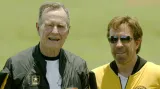Chuck Norris spolu s někdejším americkým prezidentem Georgem H. W. Bushem (2004)