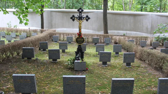Symbolický hrob Josefa Toufara na Ďáblickém hřbitově