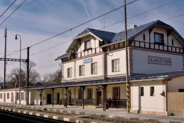 „Asi do věží…“ a třeba i ke kolejím. Karlštejnské nádraží po rekonstrukci vítá turisty