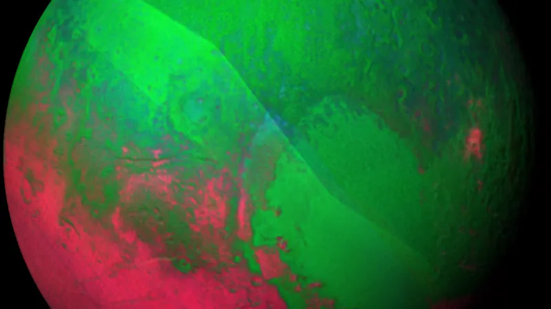 Vánoční Pluto. Na scanech z přístrojů Ralph/LEISA jsou jasně vidět teplotní rozdíly na planetě