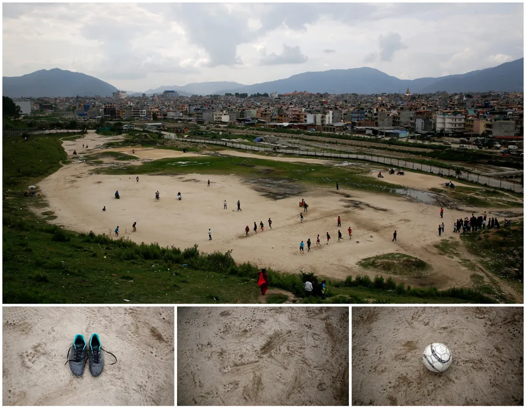 Děti a mládež na provizorním fotbalovém hřišti na předměstí nepálského Kátmandu.