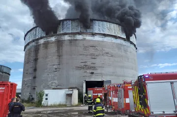 V Rybitví hoří 190 tun elektroodpadu. Hašení potrvá minimálně do čtvrtka