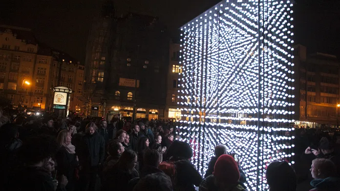 Monolith powered by Mercedes-Benz — Hyperbinary - produkce v Pařížské ulici