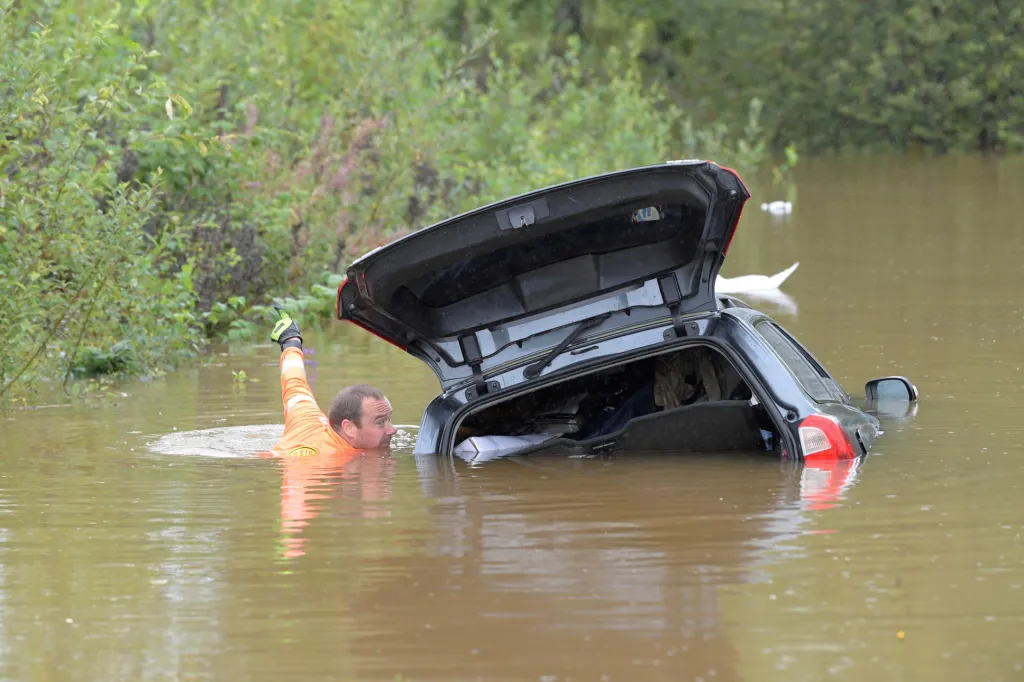 Záplavy během uplynulého týdne postihly i Švédsko. Záchranáři se blíží k autu ponořenému ve vodě ve městě Falun, které je od roku 2001 zapsáno na seznamu Světového dědictví UNESCO