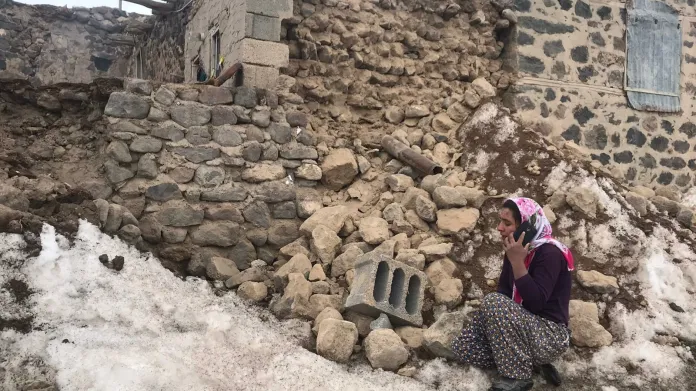 Turkyně u rozpadlého domu na východě Turecka
