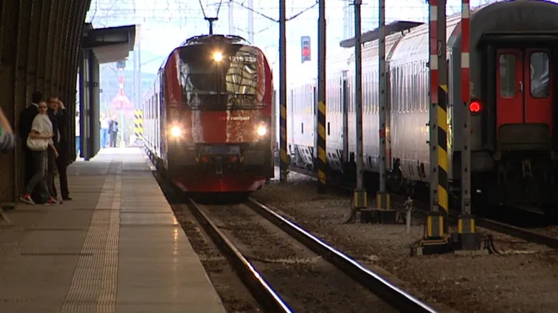 Příjezd vlaku Railjet na pražské hlavní nádraží