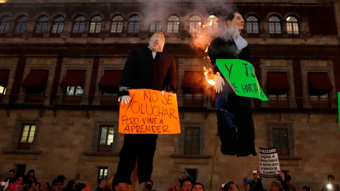 Figurína Donalda Trumpa a hořící figurína mexického prezidenta při protestech