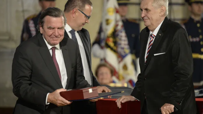 Bývalý německý kancléř Gerhard Schröder převzal Řád Bílého lva