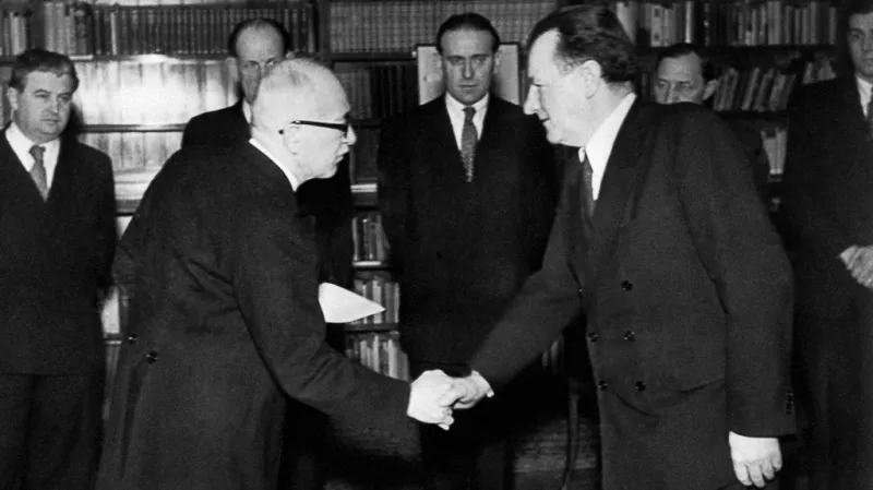 Edvard Beneš jmenuje Gottwaldovu vládu