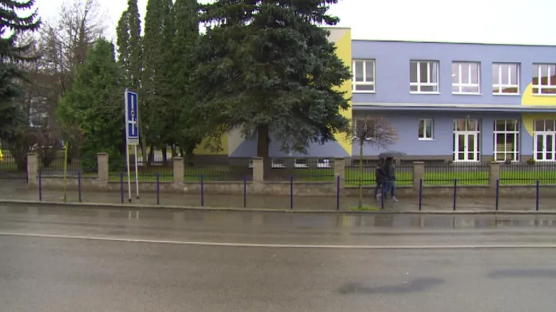Škola a silnice, přes kterou děti z ubytovny musí přecházet