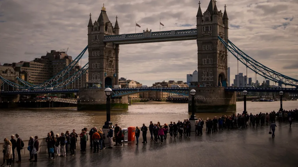 Fronta lidí čekajících v Londýně na rozloučení s královnou