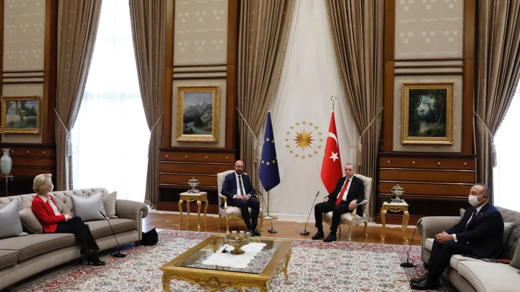 (Zleva) Ursula von der Leyenová, Charles Michel a Recep Tayyip Erdogan při jednání v Ankaře