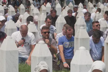 Srebrenica si připomněla masakr. Tryzny se poprvé zúčastnili i židé, slyšeli omluvu za dávné křivdy