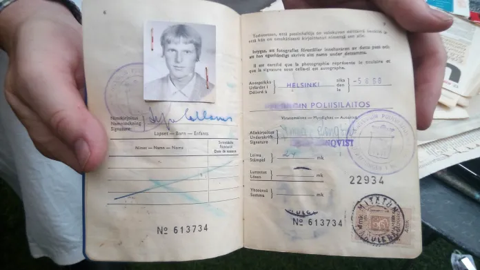 Alpo Collanus ukazuje svůj pas