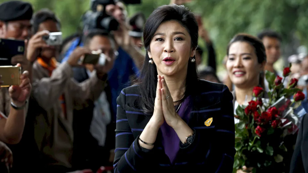 Jinglak Šinavatrová na cestě k soudu