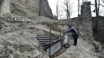 Dobrovolníci v Lukově obnovují hradbu zříceniny