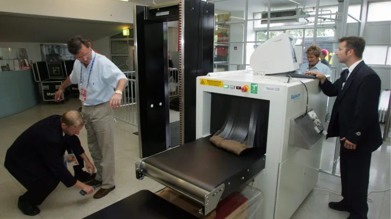 V mnoha hotelech instalují stejné bezpečnostní rámy jako bývají na letištích