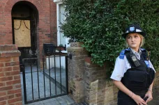 Britská policie obvinila muže ze založení požárů spojených se Starmerem