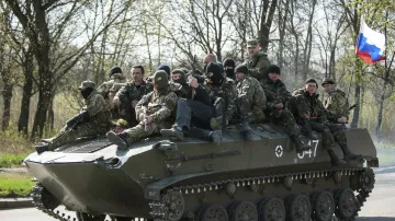 Na východ Ukrajiny dorazila obrněná vozidla s ruskými vlajkami