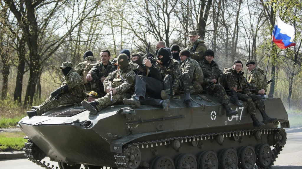 Na východ Ukrajiny dorazila obrněná vozidla s ruskými vlajkami