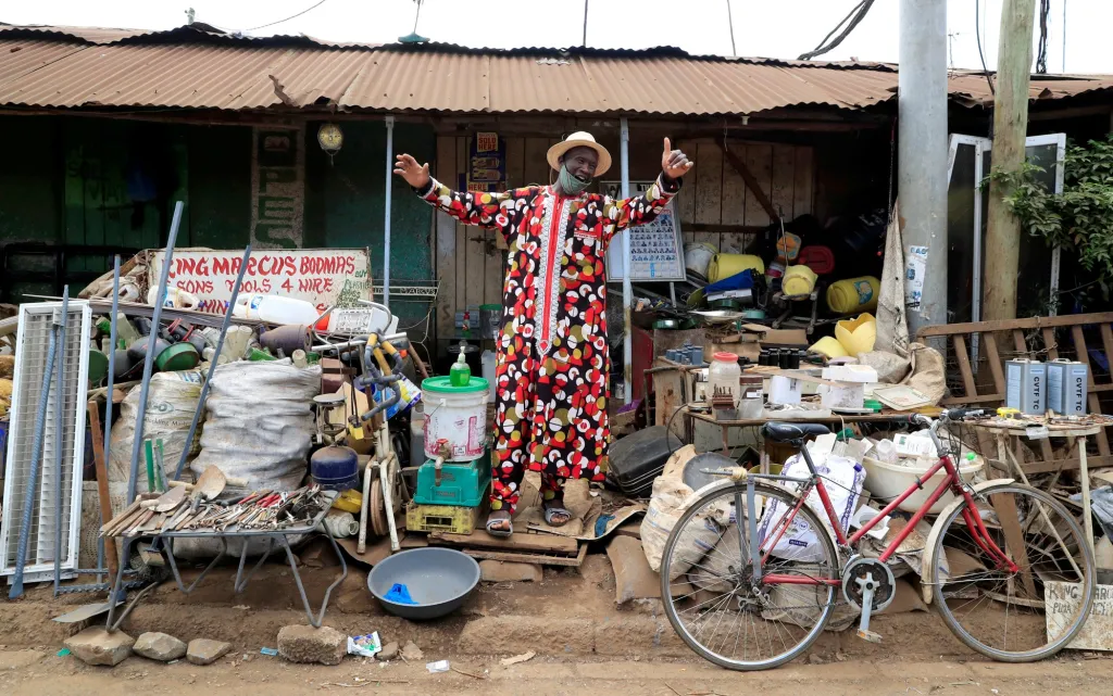 Obchodník z keňské Nairobi zdraví své klienty a zve je do obchodu, aby jim zadarmo nabídl místní pochutiny