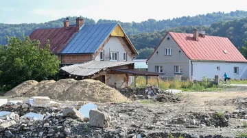 Domy poškozené při povodni v roce 2024 v České Vsi na snímku z 10. září 2025