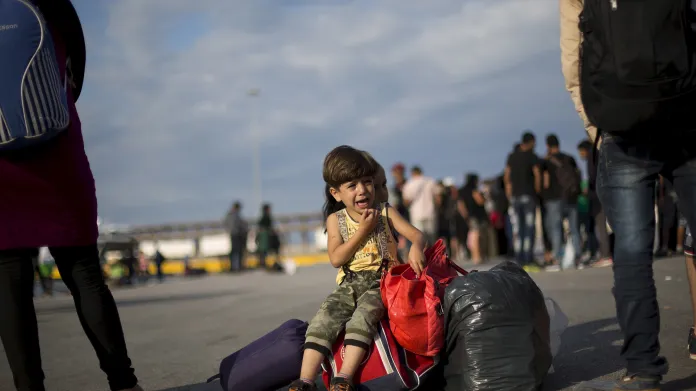 Syrský chlapec po příjezdu trajektu s uprchlíky do přístavu poblíž Atén
