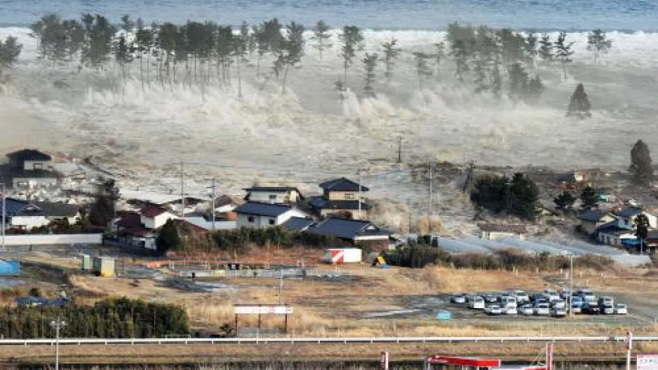 Úder tsunami na japonské pobřeží