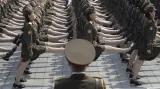 Severokorejské vojačky při vojenské přehlídce u příležitosti 105. výročí narození zakladatele KLDR Kim Ir-sena