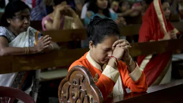 Indičtí katolíci se v neděli 1. dubna 2018 modlí v indické Kolkatě