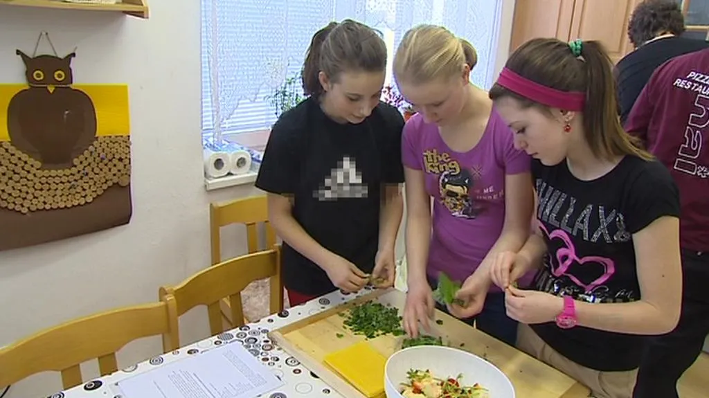 Děti v dětském domově v Boršově se učí vařit