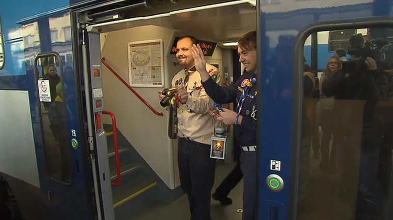 Skauti přivezli Betlémské světlo i do Kralup nad Vltavou