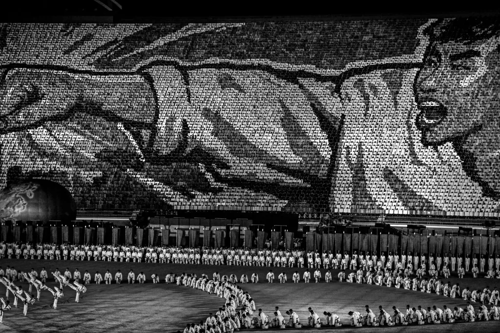 Alain Schroeder (kategorie Sport). „Taekwondo vzniklo v roce 1955 v Severní Koreji a dodnes je zde velmi populární. Vyučuje se v každé škole a je součástí každodenní sportovní a zdravotní rutiny všech občanů KLDR. Po padesáti letech existence má 60 milionů praktikujících ve více než 120 zemích. Taekwondo se stalo olympijským sportem v Sydney 2000.“