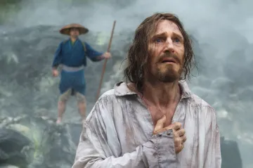 Recenze: Mlčení Martina Scorseseho je příliš upovídané 