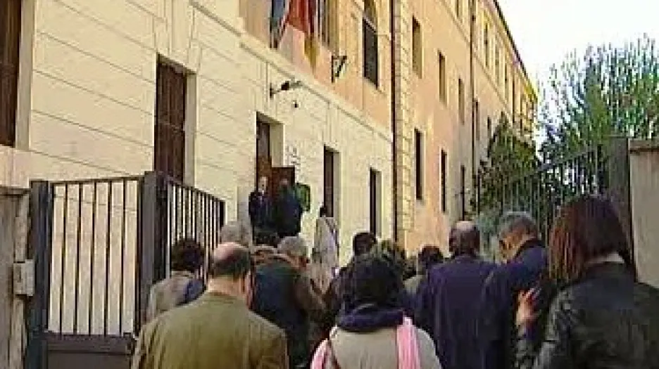 Fronta před volební místností v Itálii