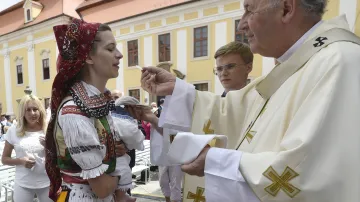 Olomoucký arcibiskup Jan Graubner s věřícími