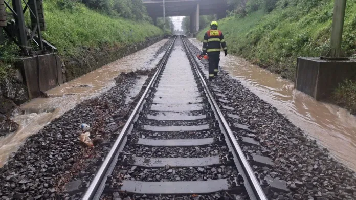 Zaplavená trať mezi Plzní a Starým Plzencem