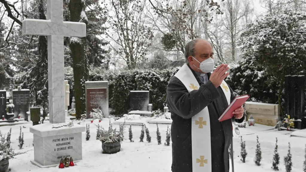 Pietní místo pro nenarozené a zesnulé děti vysvětil kněz Václav Slouk