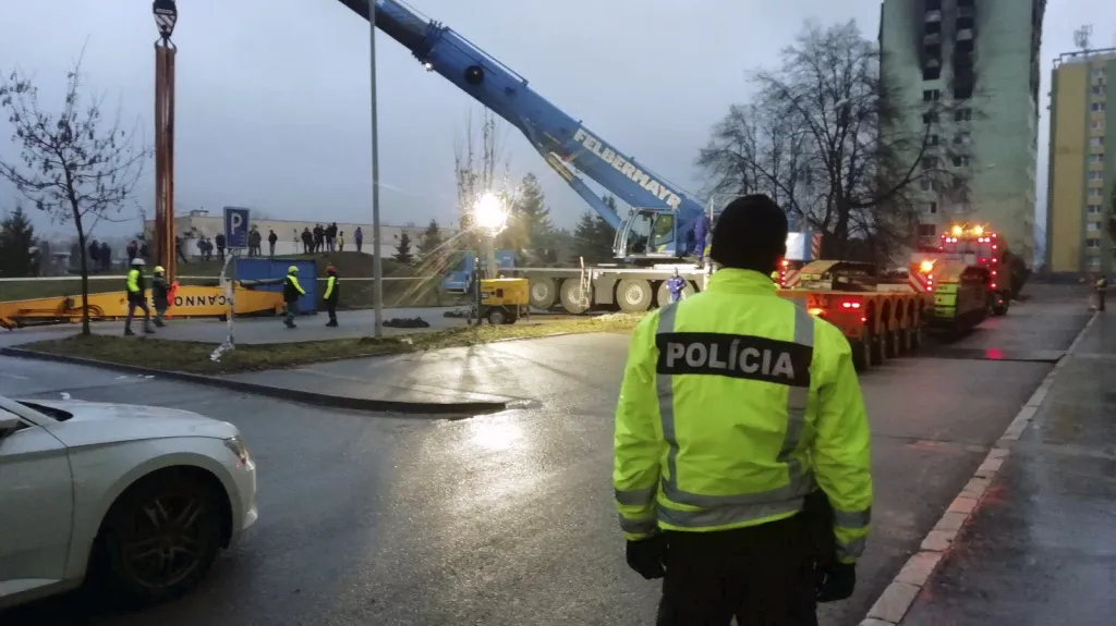 Bagr z České republiky dovezený k demolici domu v Prešově