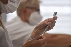 Státní zaměstnanci očkovaní letos budou mít nárok na dva dny placeného volna, rozhodla vláda