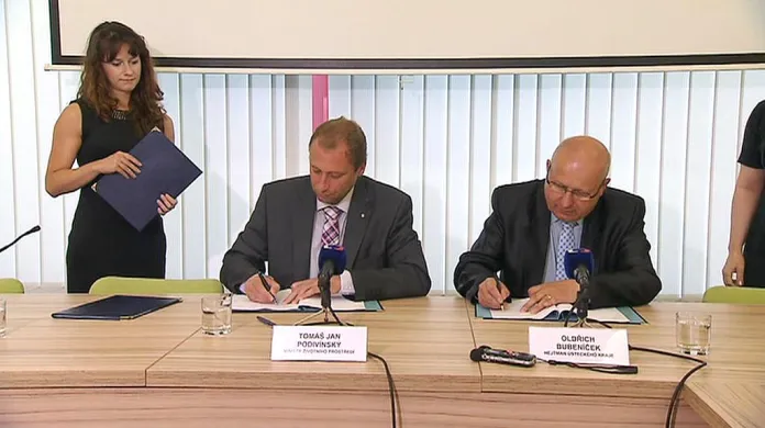 Ministr a hejtman při podpisu dohody o dotacích na výměnu kotlů