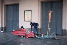 Zahájení sezony v La Scale provázely protesty. Aktivisté polili operu barvou, krajní levice přichystala „večeři při svíčkách“