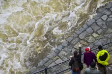 Hladiny řek v Česku stoupají. Ohře ve Varech se rozlila, hasiči zachraňovali lidi z chaty