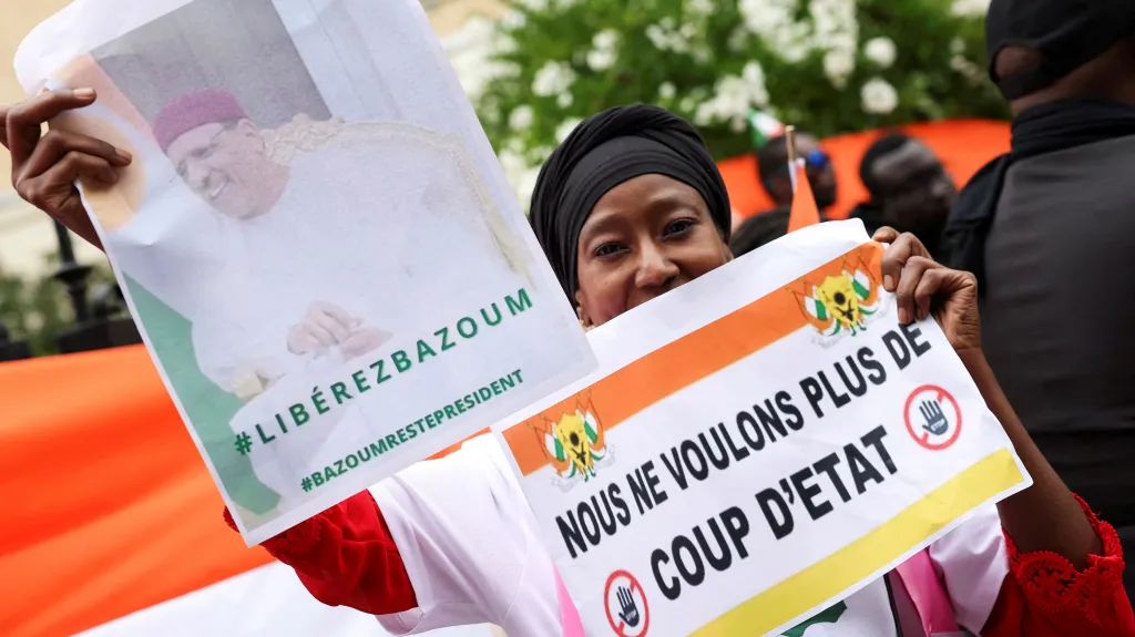 Pařížský protest proti puči v Nigeru